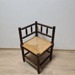 Kampinė kėdė